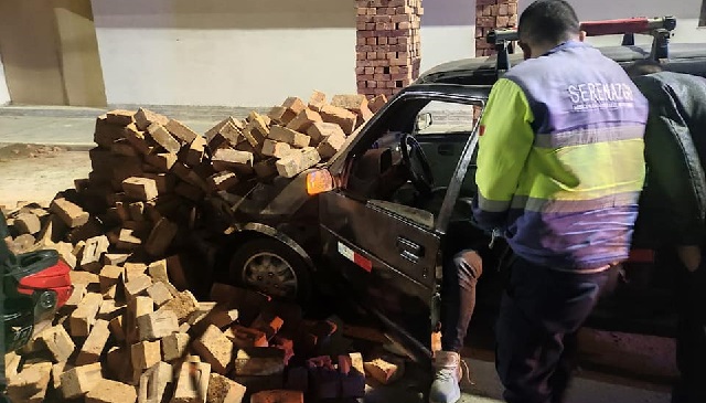 Chofer borracho estrelló su automóvil contra ladrillos en Nuevo Chimbote