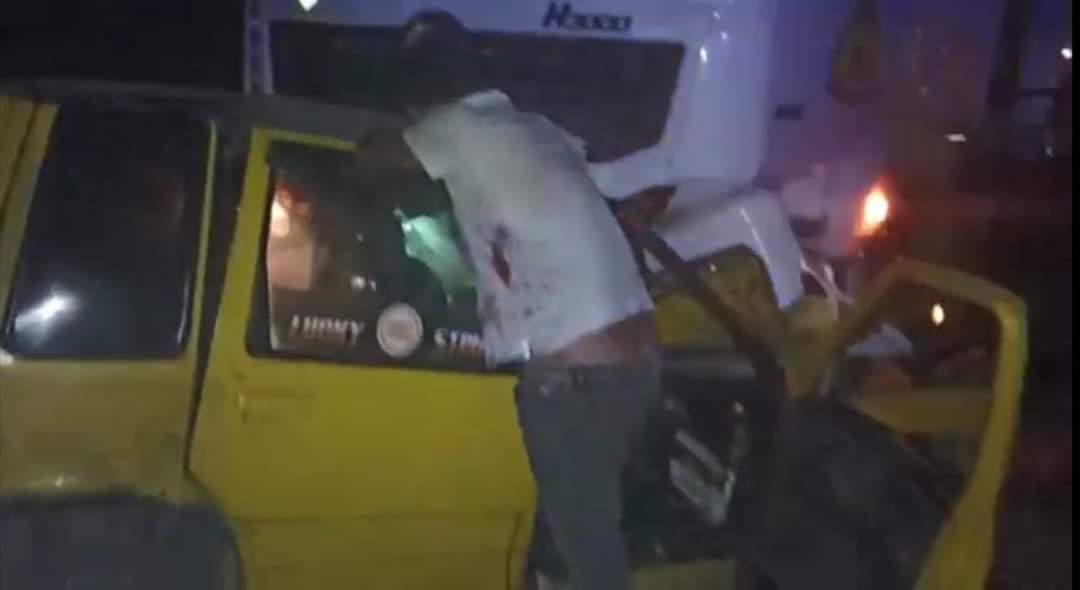 Venezolano muere al chocar auto Tico contra un compactador de basura en Nuevo Chimbote