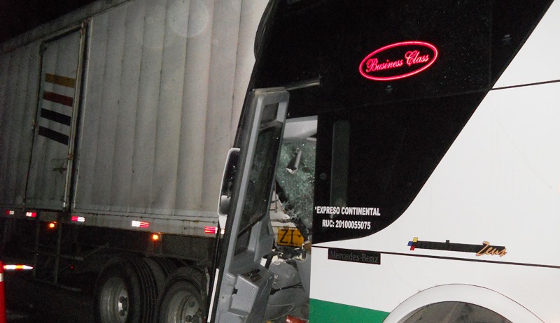 Huarmey: Dos personas murieron y quedaron 10 heridas en choque entre bus y tráiler