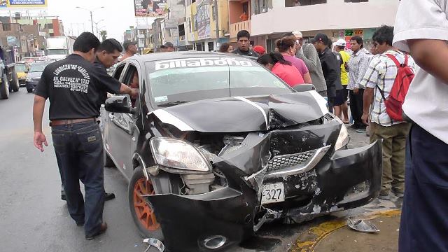 Chimbote: Tres heridos es el saldo de choque entre colectivo y coaster en puente Gálvez