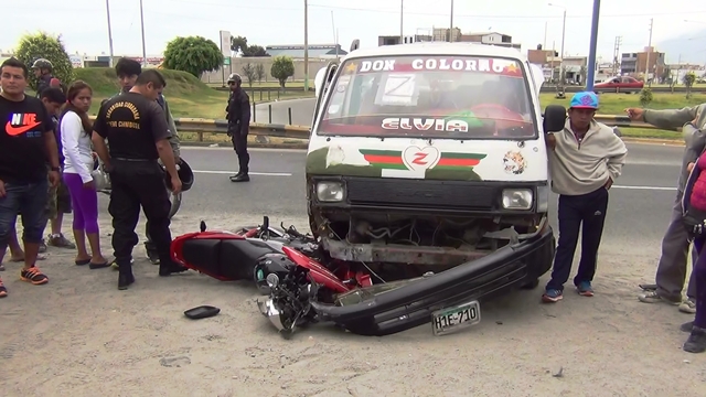 Esposos salvan de morir tras violento choque