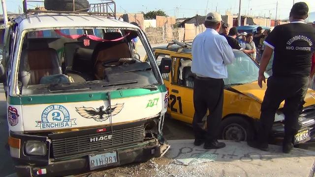 Tres heridos tras violento choque entre una combi y un taxi en “Las Delicias”