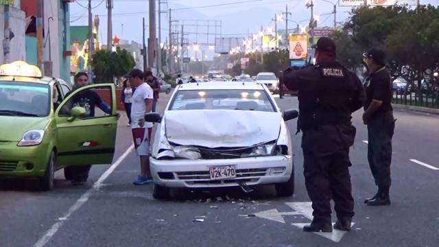Dos personas resultan heridas tras choque de auto contra custer en Nuevo Chimbote