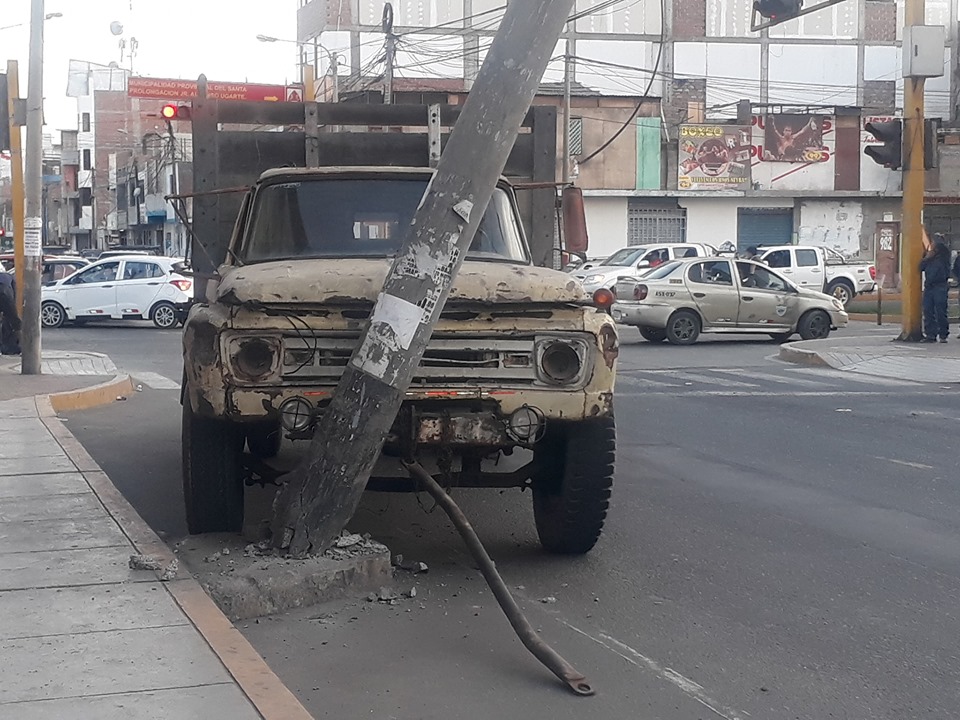 Camión colisionó contra poste de alumbrado público en el centro de Chimbote