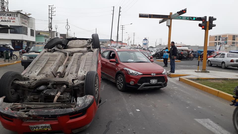 Nuevo Chimbote: auto quedó con las llantas hacia arriba tras colisión con otro vehículo