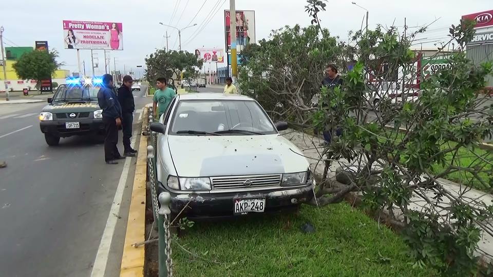 Chofer se da gran susto tras chocar auto contra  árbol en Nuevo Chimbote