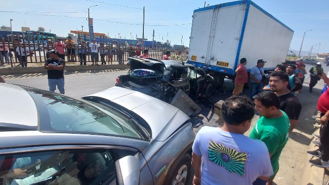 Dos pasajeros heridos en triple choque frente al Megaplaza de Chimbote