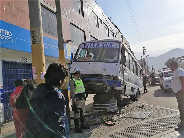 Custer de servicio público chocó contra muro de concreto y dejó 10 personas heridas en Chimbote