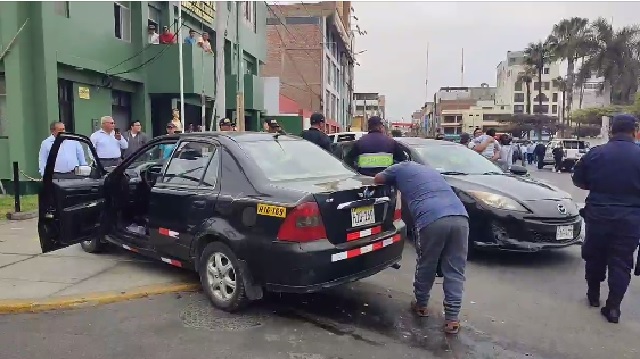 Violento choque de vehículos en el frontis de la División Policial de Chimbote