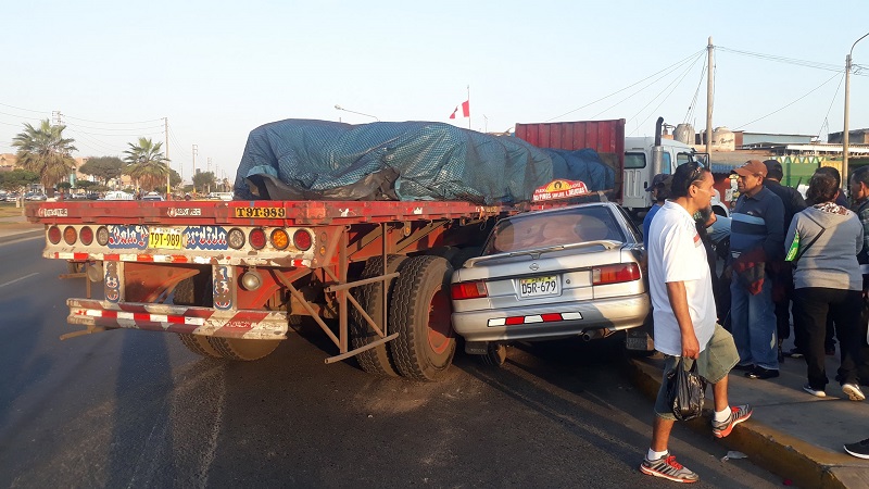 Chimbote: aparatoso accidente de tránsito entre auto y tráiler se registró en “Pardo”