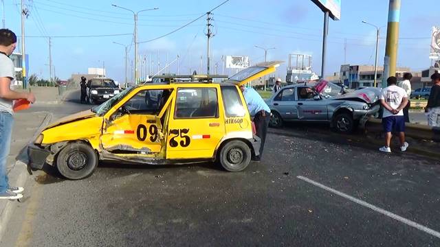 Nuevo Chimbote: siete personas heridas tras violento choque de dos autos
