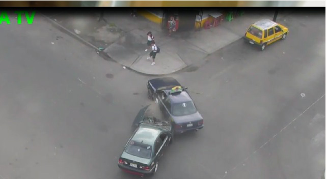 Impactante video muestra cómo el choque de dos autos en Chimbote estuvo a punto de matar a dos niños