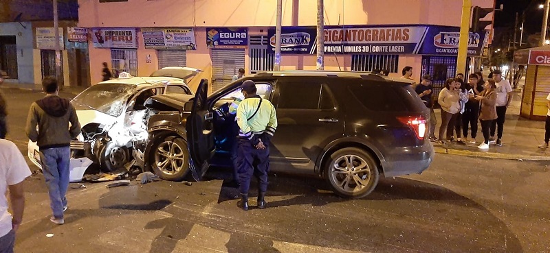 Chimbote: Choque entre auto y camioneta dejó como saldo dos personas heridas de gravedad