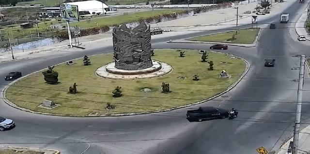 Cámara de videovigilancia capta choque de camioneta con una motocicleta en Óvalo San Pedro en Chimbote