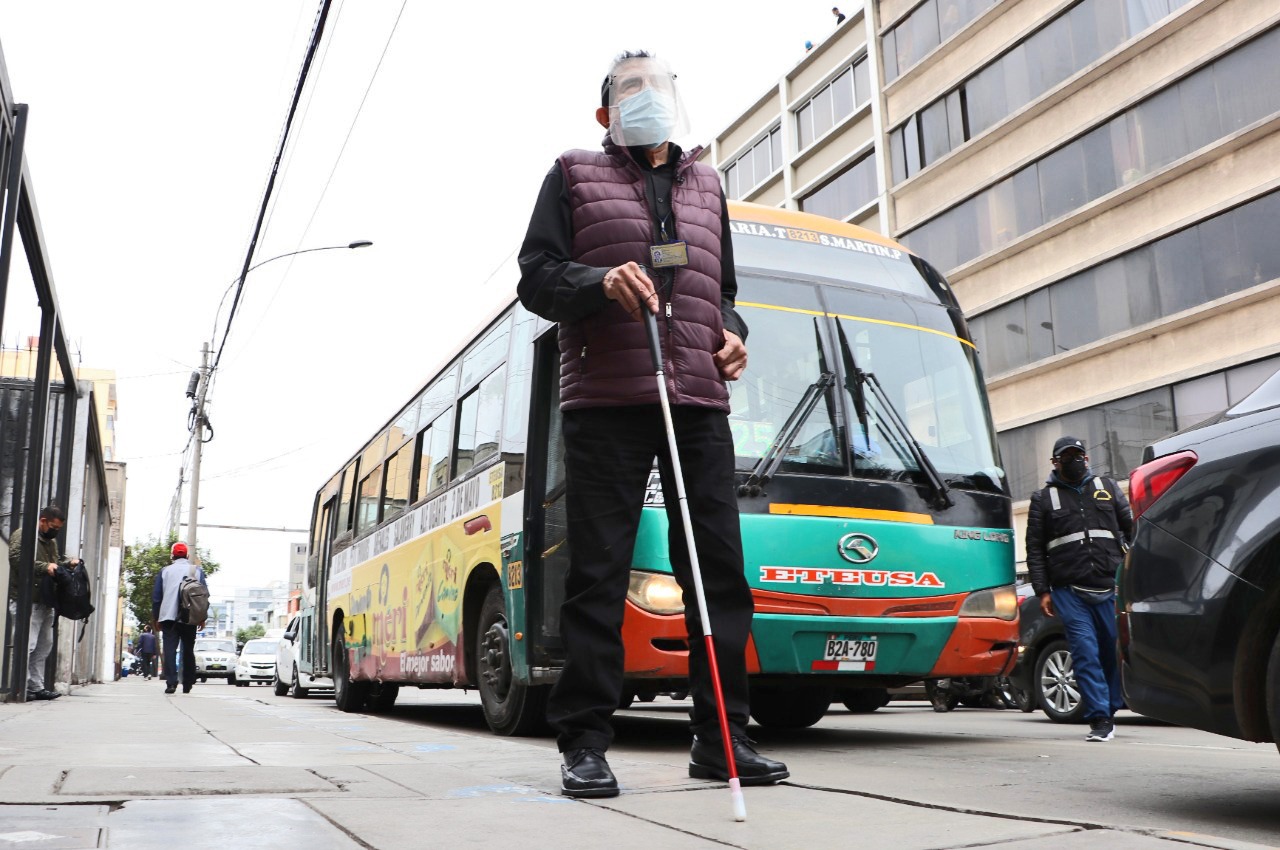 Las personas con discapacidad severa tienen pase libre para viajar en el transporte público 