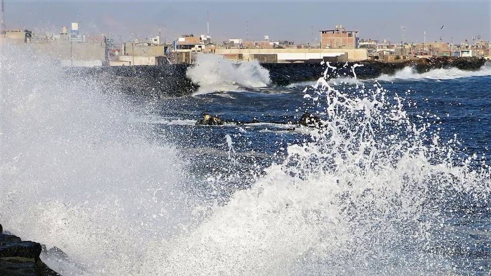 Chimbote es uno de los 13 puertos cerrado por oleajes anómalos