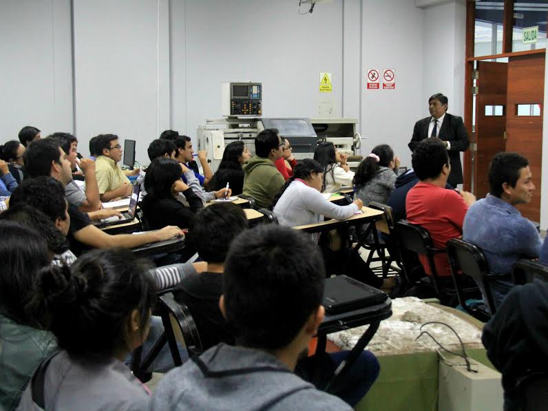Capacitan a estudiantes de Ingeniería Industrial debido a creciente demanda