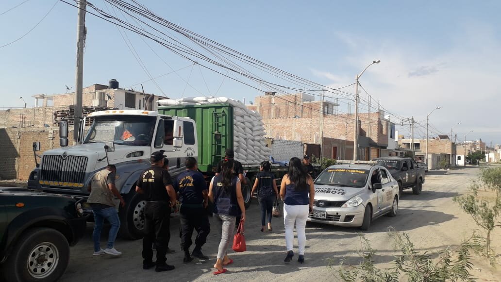 Municipalidad de Nuevo Chimbote clausura almacén clandestino de harina de pescado