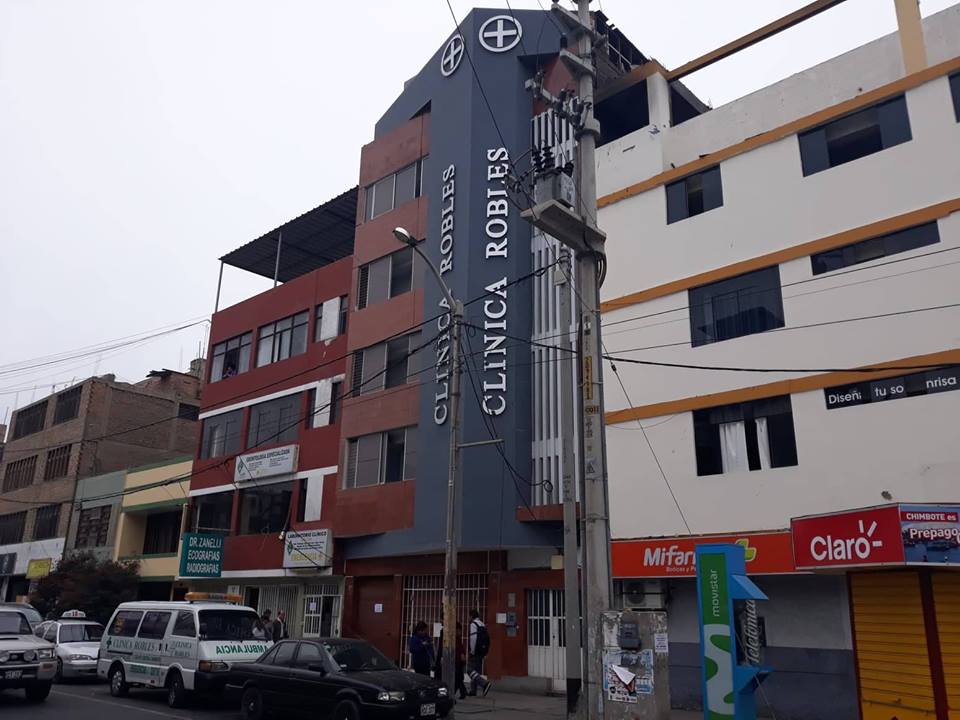 Incendio originado en pleno centro de Chimbote deja sin luz clínica local