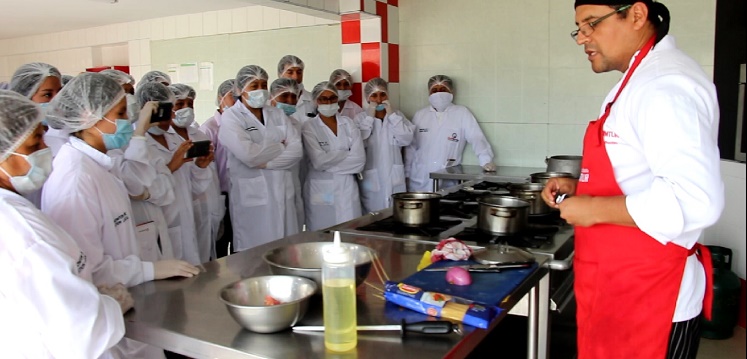 Chimbote: cocineros profesionales enseñan a preparar platillos con productos de Qali Warma