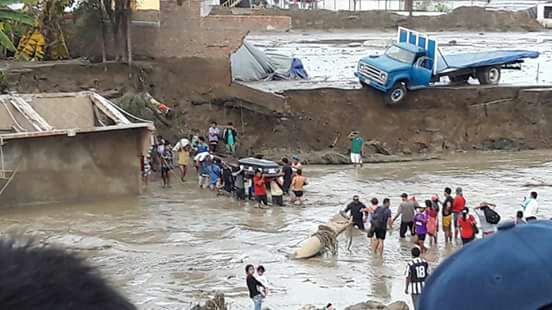 Coishqueños cruzan huaico cargando féretro en el destruido kilómetro 439 de la Panamericana Norte