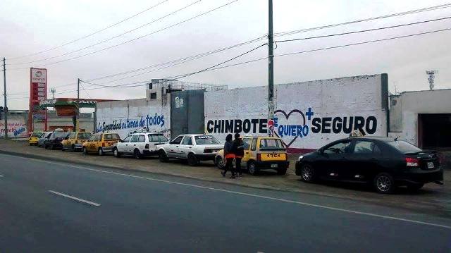 Forman larga cola de carros en grifo donde se vende el litro de GLP a 1.11 soles en Chimbote
