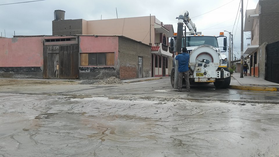 Colapso de buzón genera malestar en moradores de Ramiro Priale y 6 de Abril en Chimbote