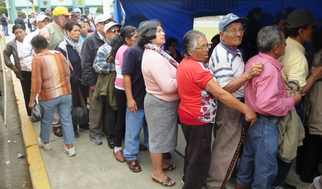 Chimbotanos hacen largas colas para vacunarse contra la gripe AH1N1 (video)