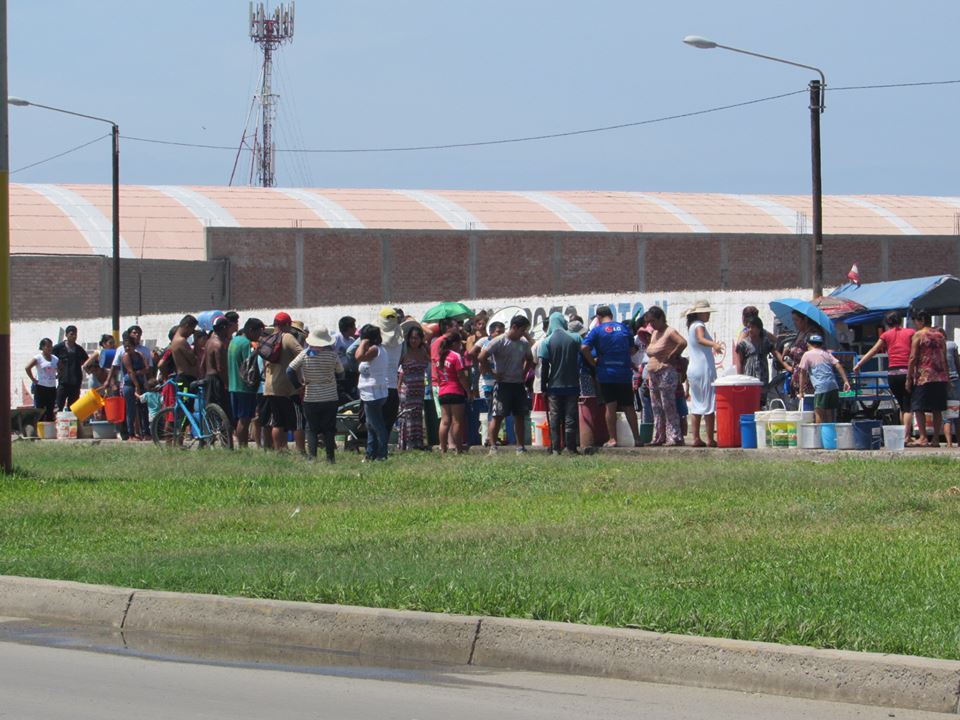 Chimbote: Vecinos de varios sectores forman largas colas por recojo de agua en la avenida Pardo