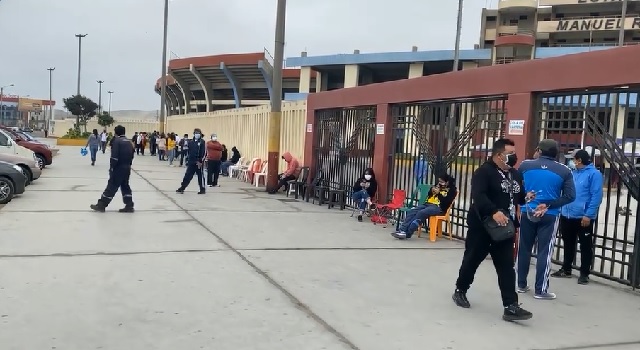 Forman colas en locales de vacunación en Chimbote y Nuevo Chimbote para mayores de 40 años