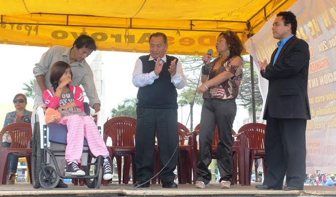 Apoyemos a María José para que vuelva a caminar, colecta se realiza en la Plaza de Armas