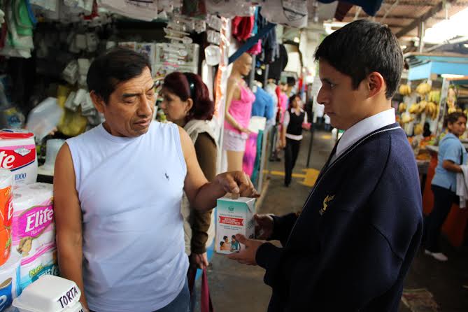 Escolares recorren calles de Chimbote en colecta para auxilio rápido ante desastres