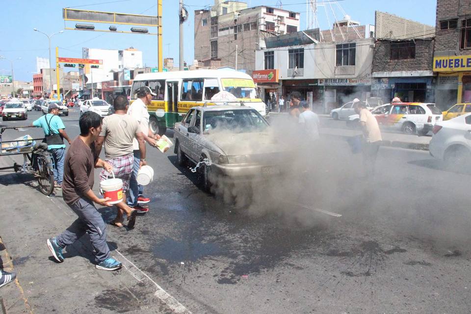 Transeúntes y serenos apagan fuego de colectivo que trasladaba pasajeros por centro de Chimbote