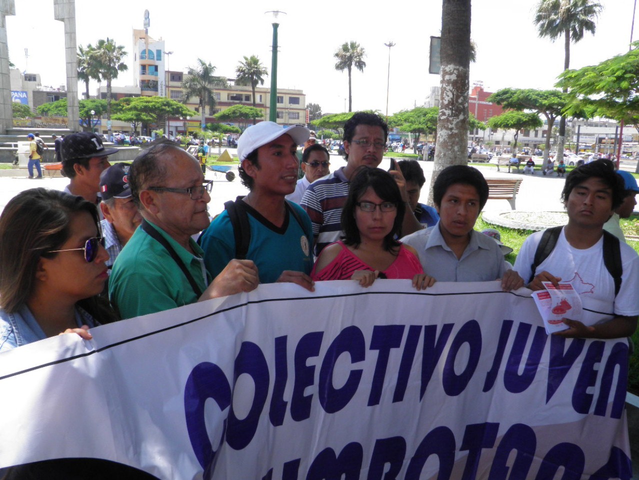 Jóvenes chimbotanos recolectan firmas en rechazo a la privatización de Petroperú