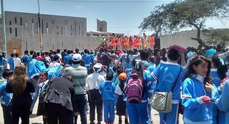 Colegio “Argentino” celebra aniversario en la calle por abandono de obra de reconstrucción
