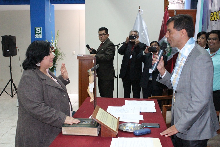 Colegio de Abogados del Santa declara colegiada honoraria a funcionaria del Ministerio de Trabajo