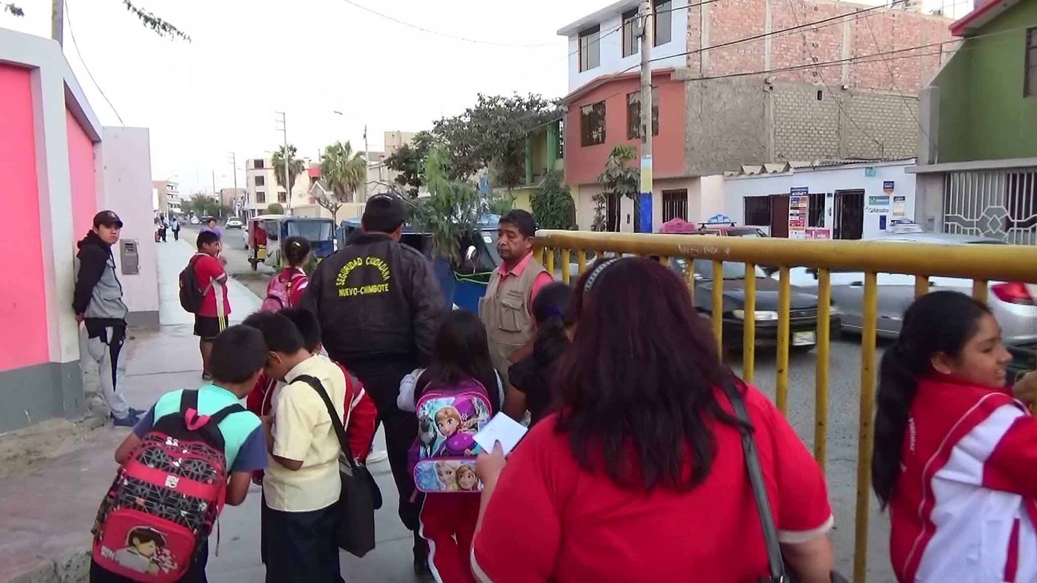 Nuevo Chimbote: familiares olvidan recoger a menor de colegio