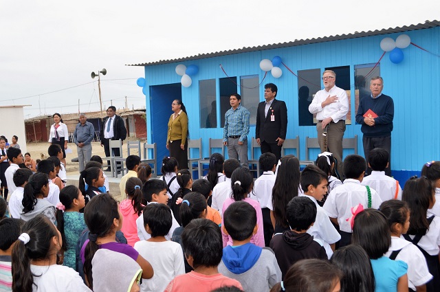 Niños de “Villa del Salvador” en Nuevo Chimbote son beneficiados con aulas prefabricadas