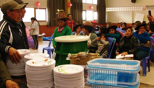 Colegios de Recuay y Chavín recibieron utensilios de concina