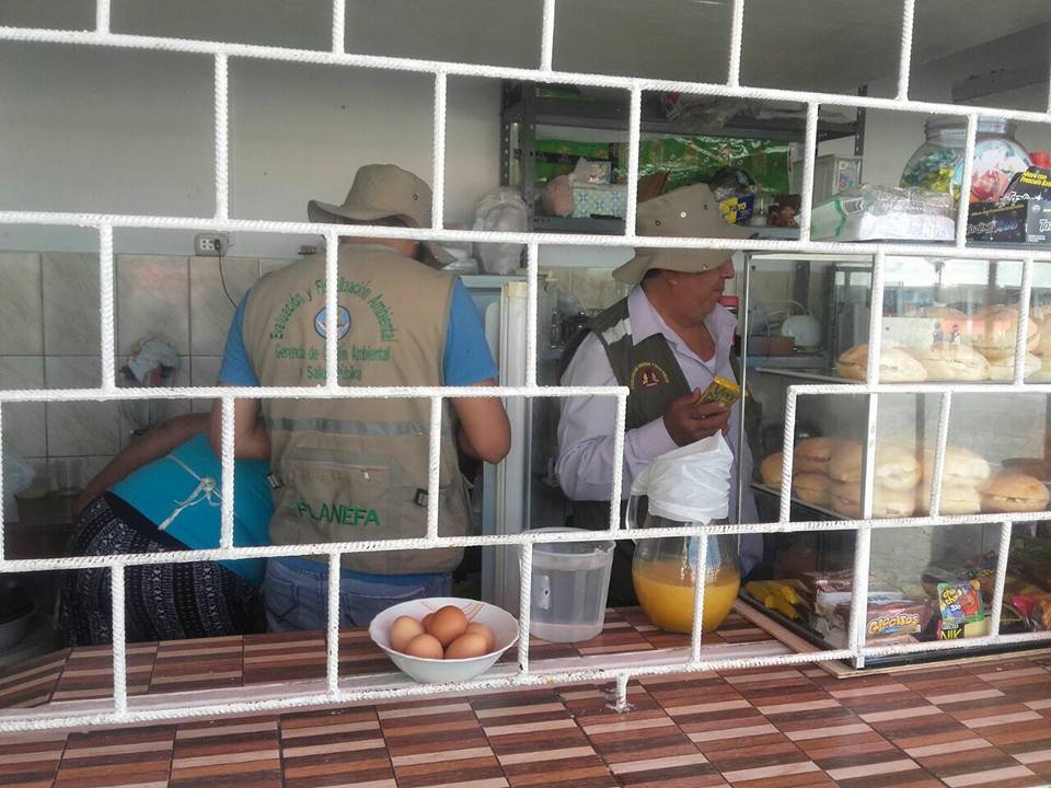 Chimbote: incautan golosinas y gaseosas en kioscos de tres colegios 