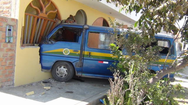  “Combi” se estrelló en vivienda de una anciana, quien resultó ilesa 