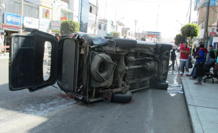 Cuatro heridos tras volcadura de "combi" en centro de Chimbote