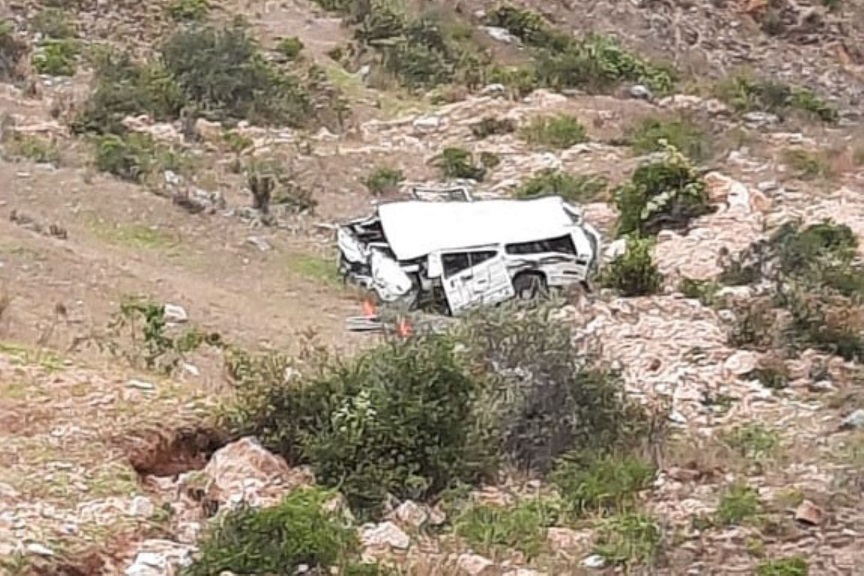 Un muerto y cinco heridos tras volcadura de combi a un abismo en Áncash