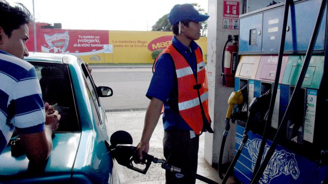  Incremento del precio de la gasolina afecta a los transportistas