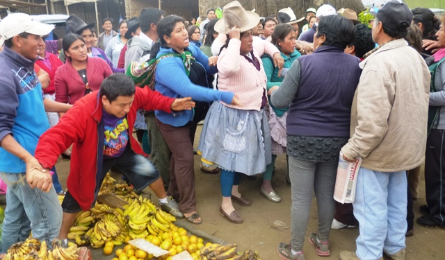  Mercado Dos de Mayo se convierte en “campo de batalla” por disputas de comerciantes 