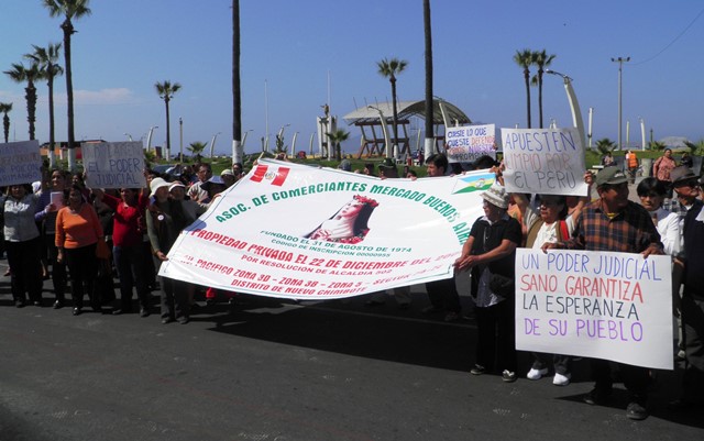 Comerciantes del mercado Buenos Aires exigen a magistrados retiro de ambulantes 
