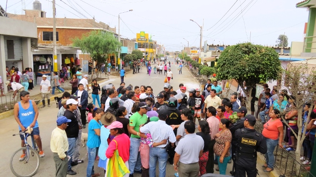 Más de 100 agentes policiales participaron en desalojo de informales de calles de Santa