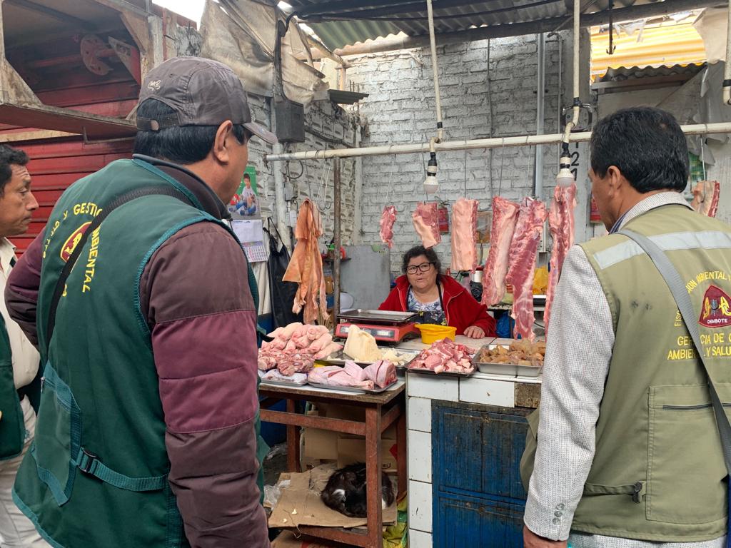 Chimbote: sancionan a comerciantes de carne en mercado Chacra a la Olla por falta de higiene