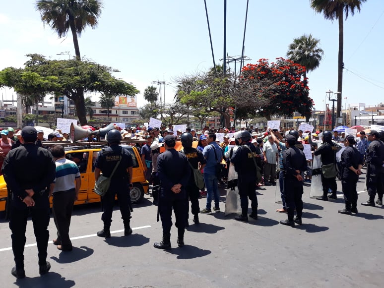 Comerciantes realizan plantón ante un posible cierre del mercado Dos de Mayo de Chimbote