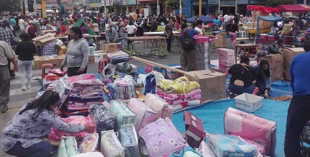 Comerciantes toman las calles del centro de Chimbote en Fiesta de la Navidad